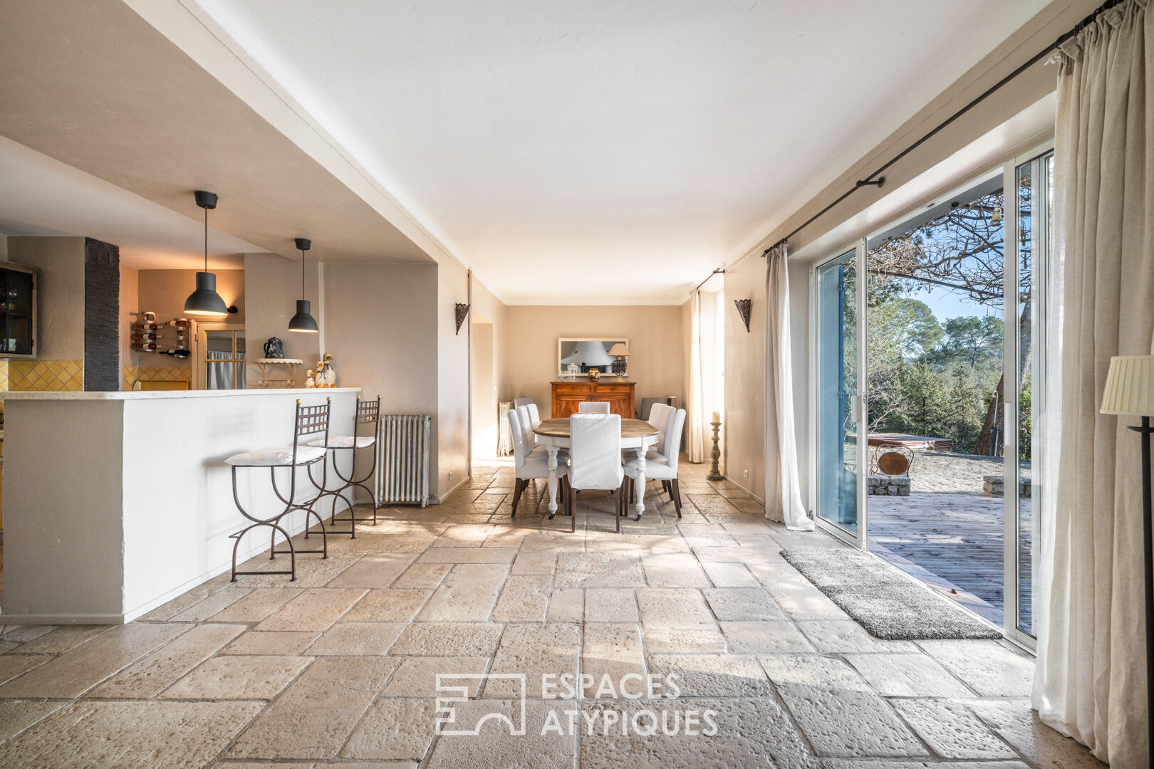 Maison provençale avec piscine et vue mer dans son écrin de verdure