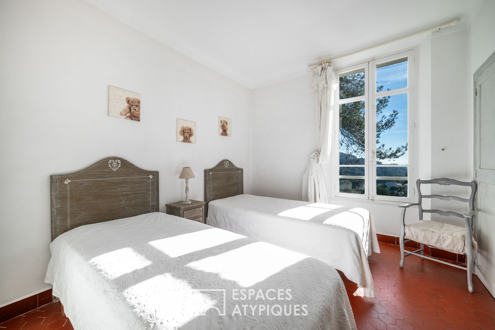 Maison provençale avec piscine et vue mer dans son écrin de verdure