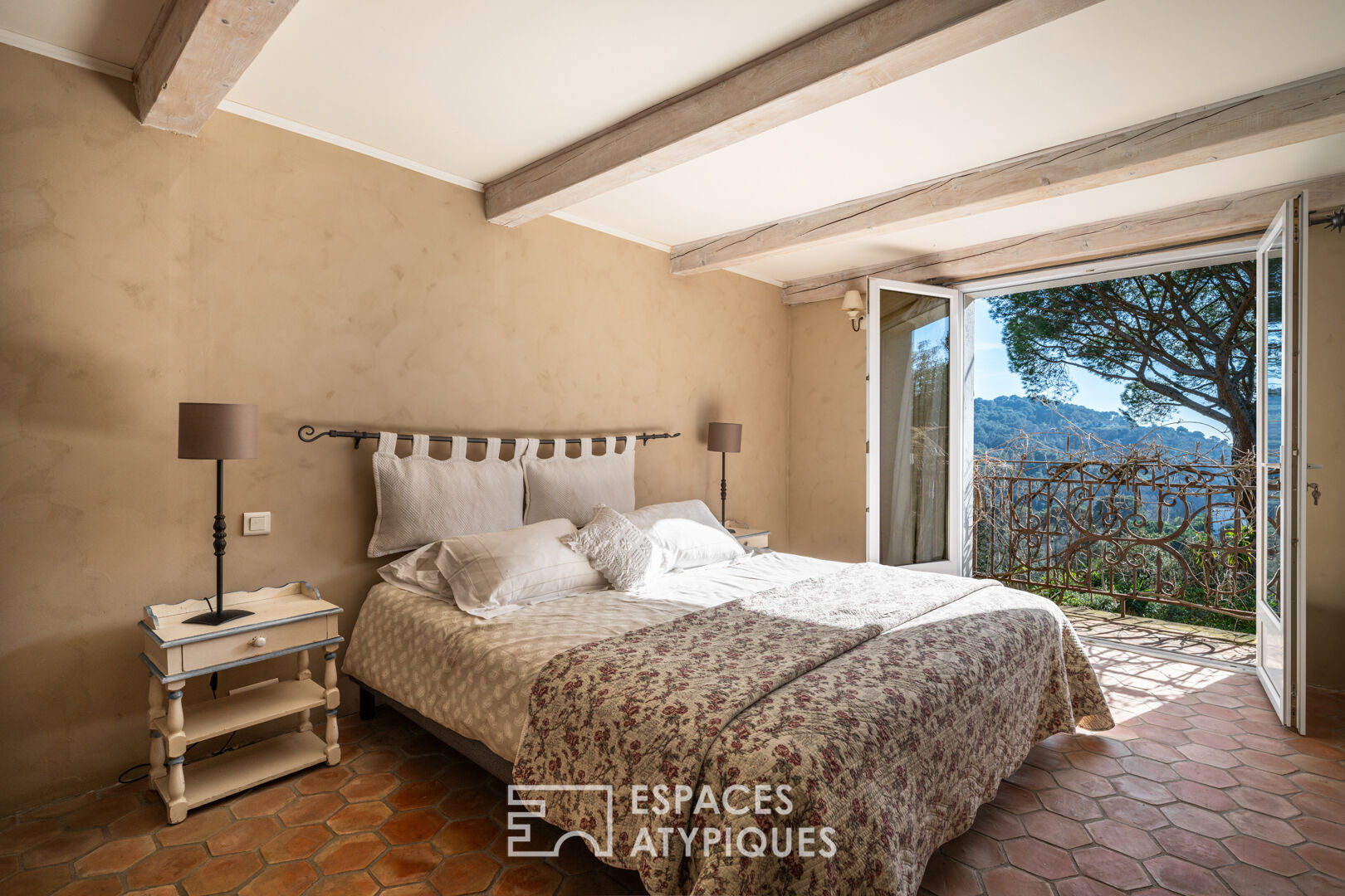 Maison provençale avec piscine et vue mer dans son écrin de verdure