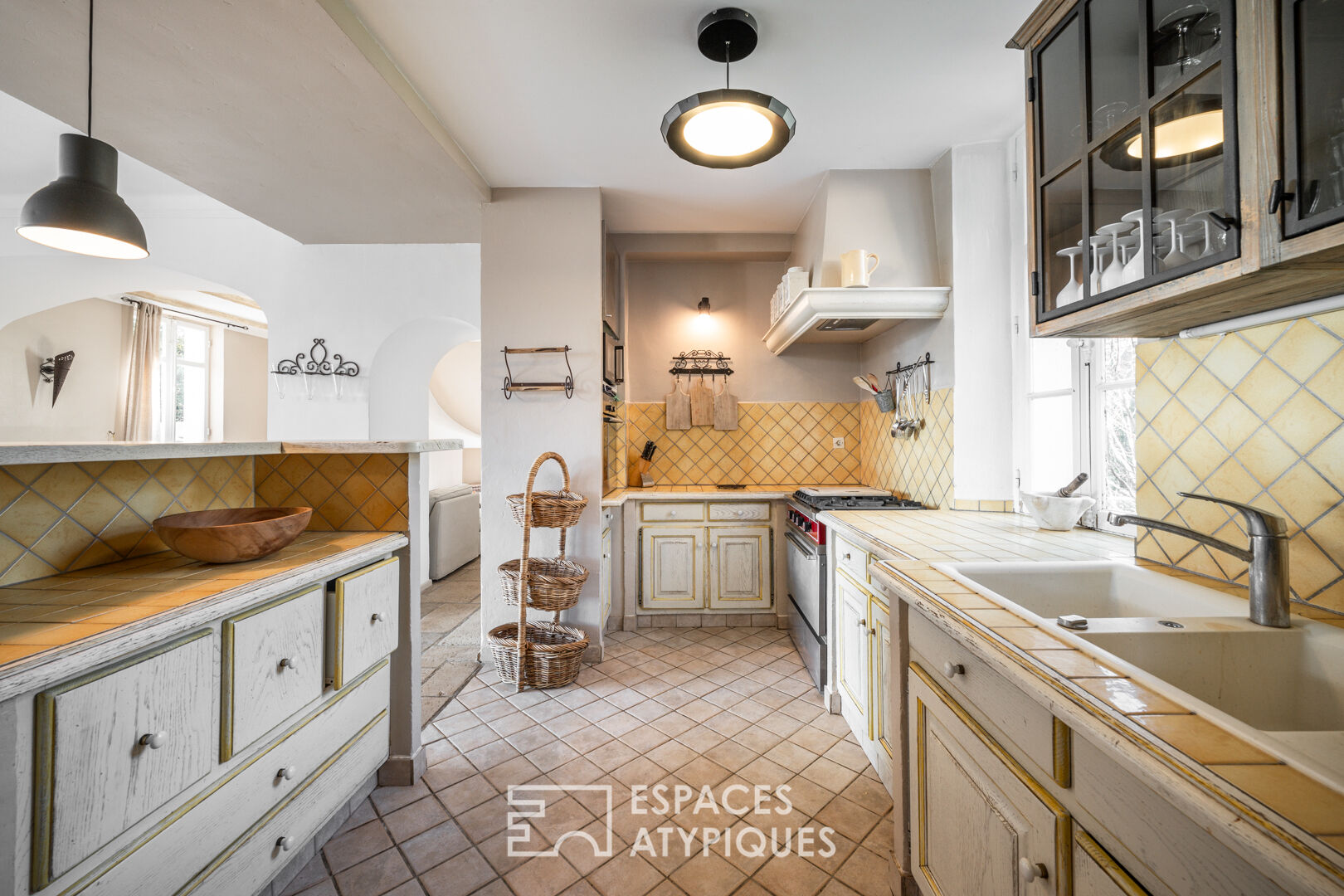 Maison provençale avec piscine et vue mer dans son écrin de verdure