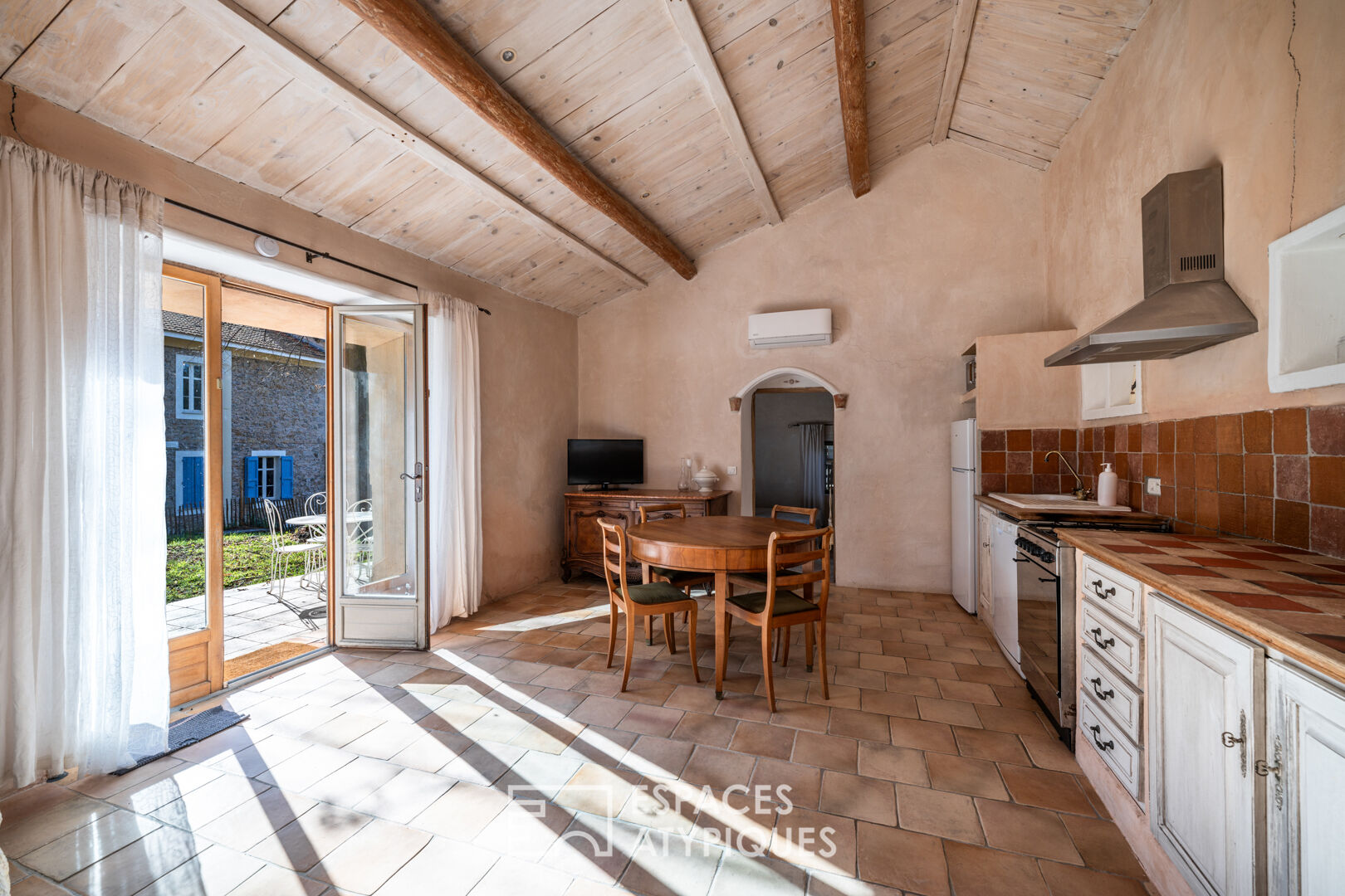 Maison provençale avec piscine et vue mer dans son écrin de verdure