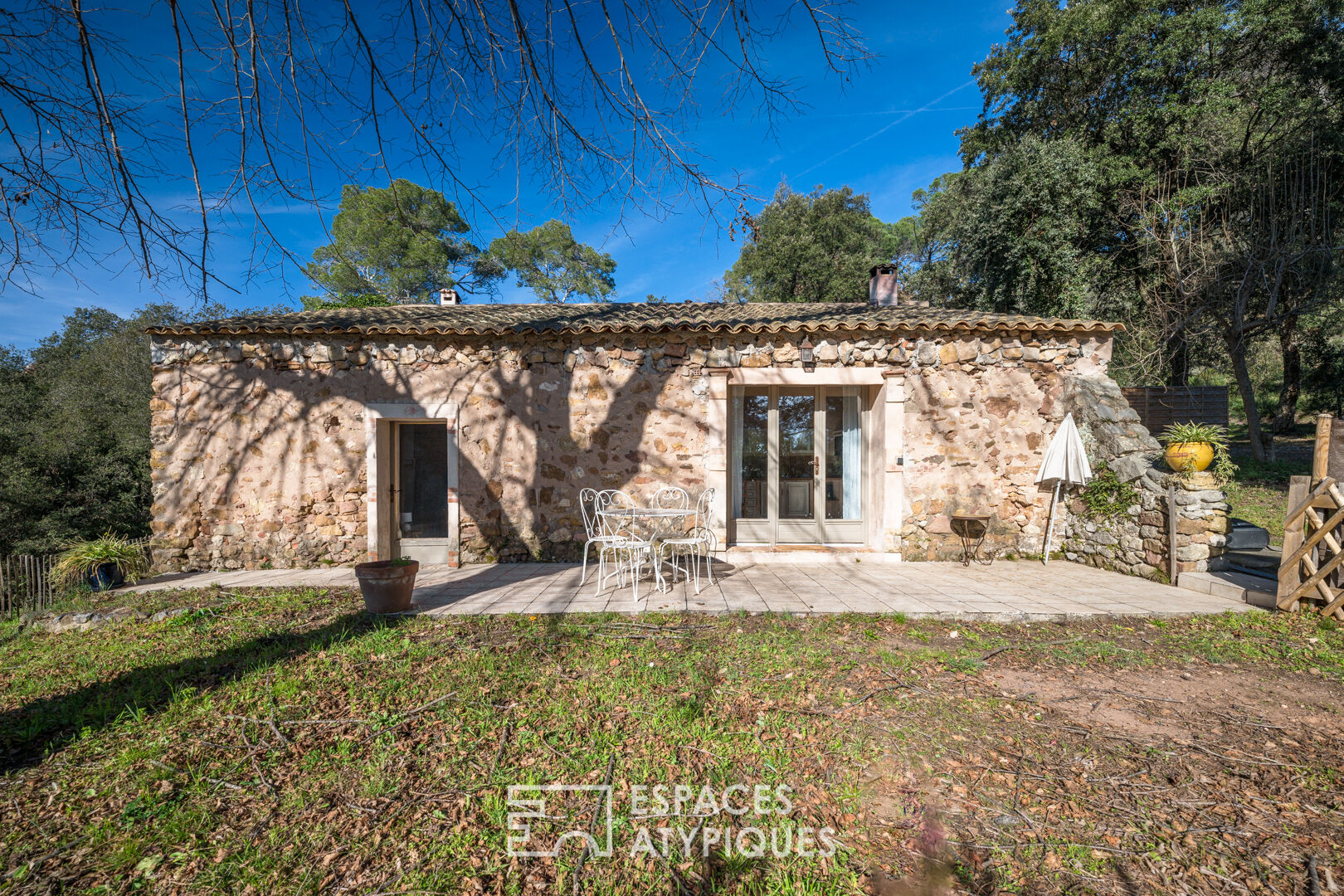 Maison provençale avec piscine et vue mer dans son écrin de verdure