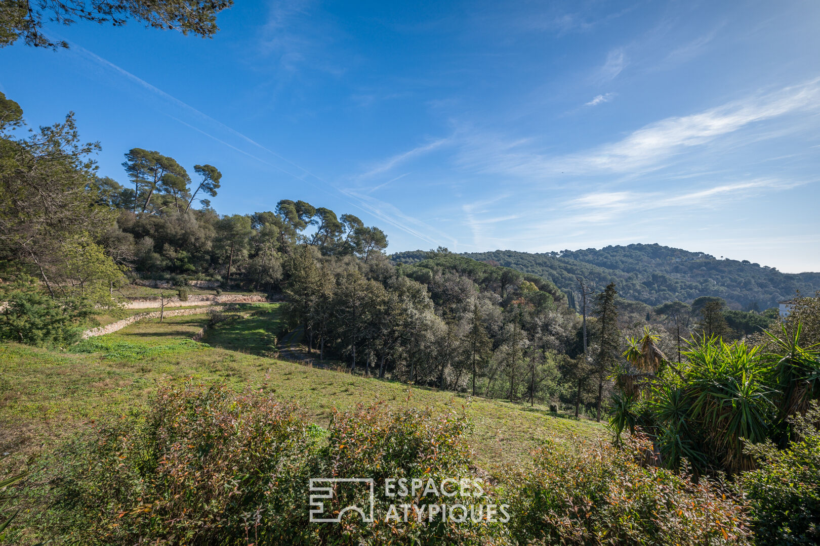 Maison provençale avec piscine et vue mer dans son écrin de verdure