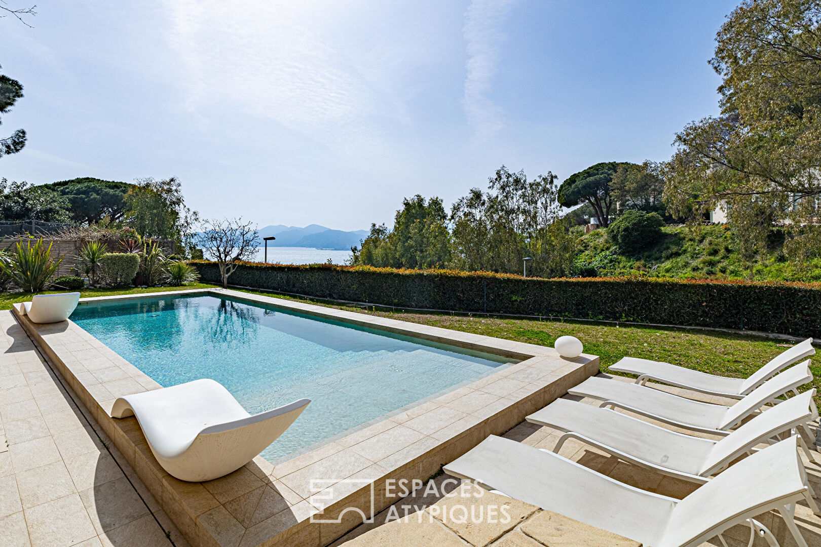 Character villa with sea view and swimming pool on the heights of Cannes