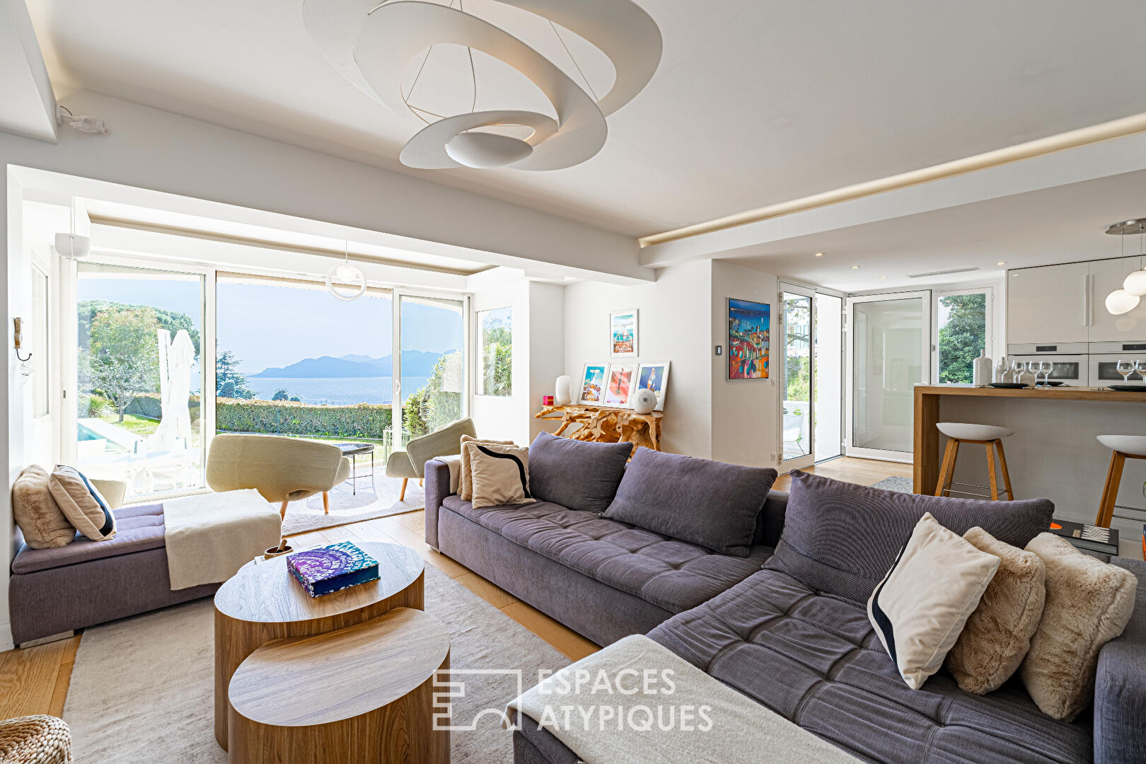 Character villa with sea view and swimming pool on the heights of Cannes