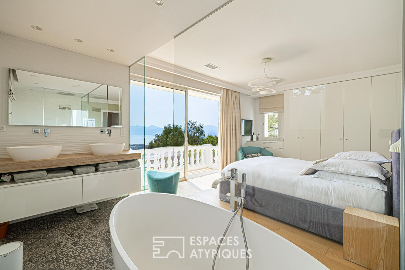 Character villa with sea view and swimming pool on the heights of Cannes