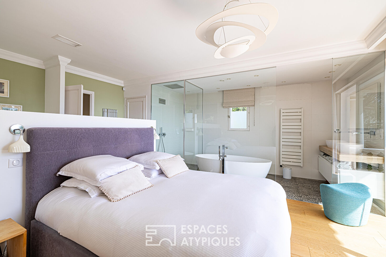 Character villa with sea view and swimming pool on the heights of Cannes