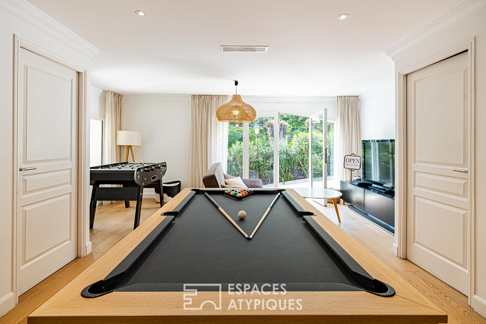 Character villa with sea view and swimming pool on the heights of Cannes