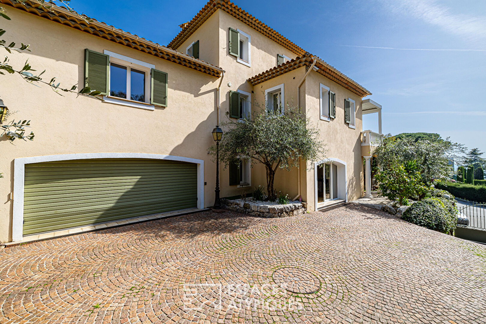 Character villa with sea view and swimming pool on the heights of Cannes