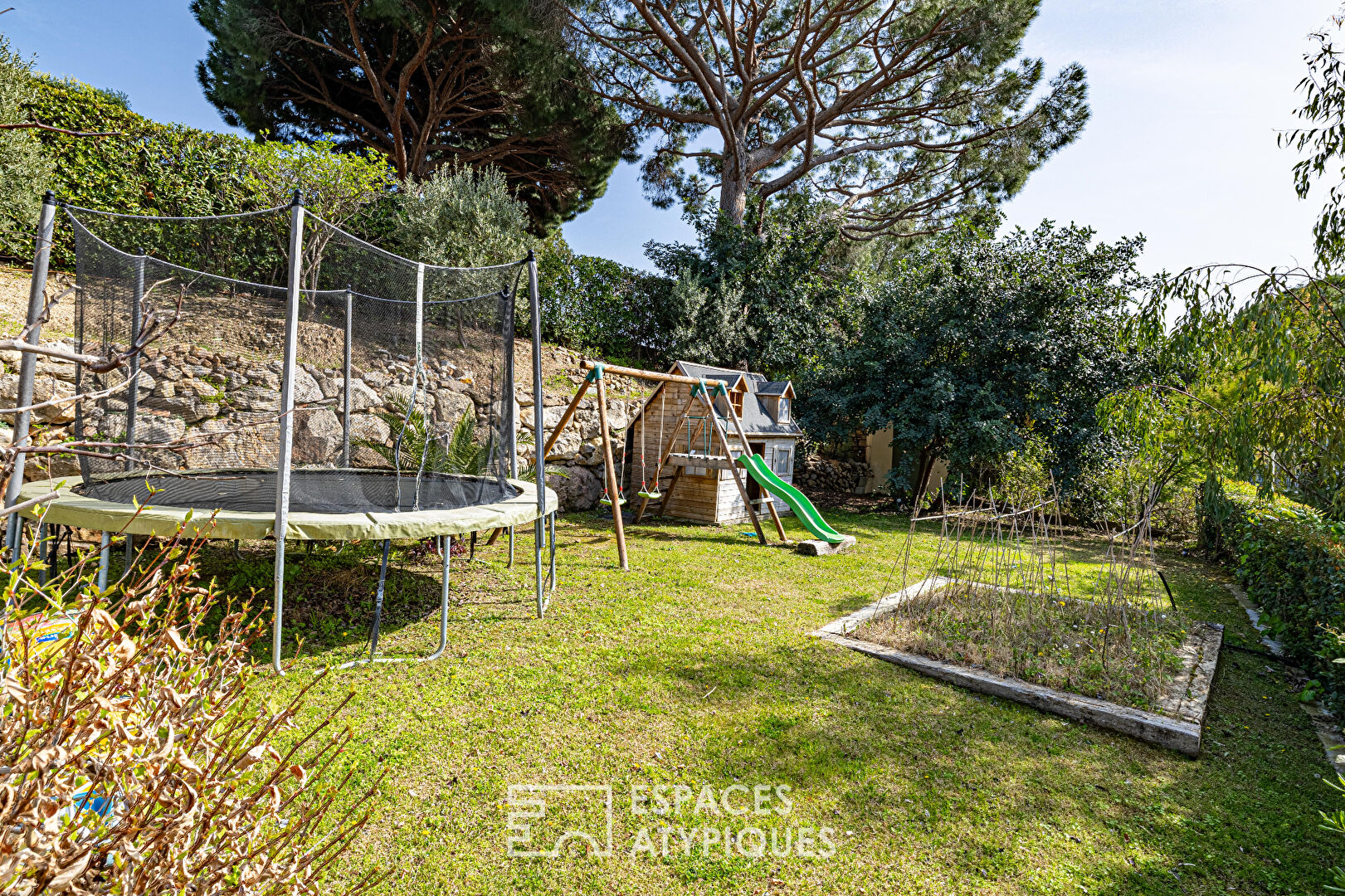 Character villa with sea view and swimming pool on the heights of Cannes