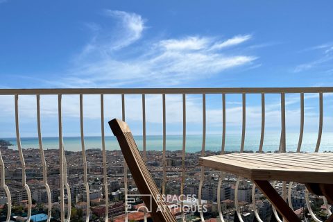 Apartment to renovate with panoramic sea view in Nice