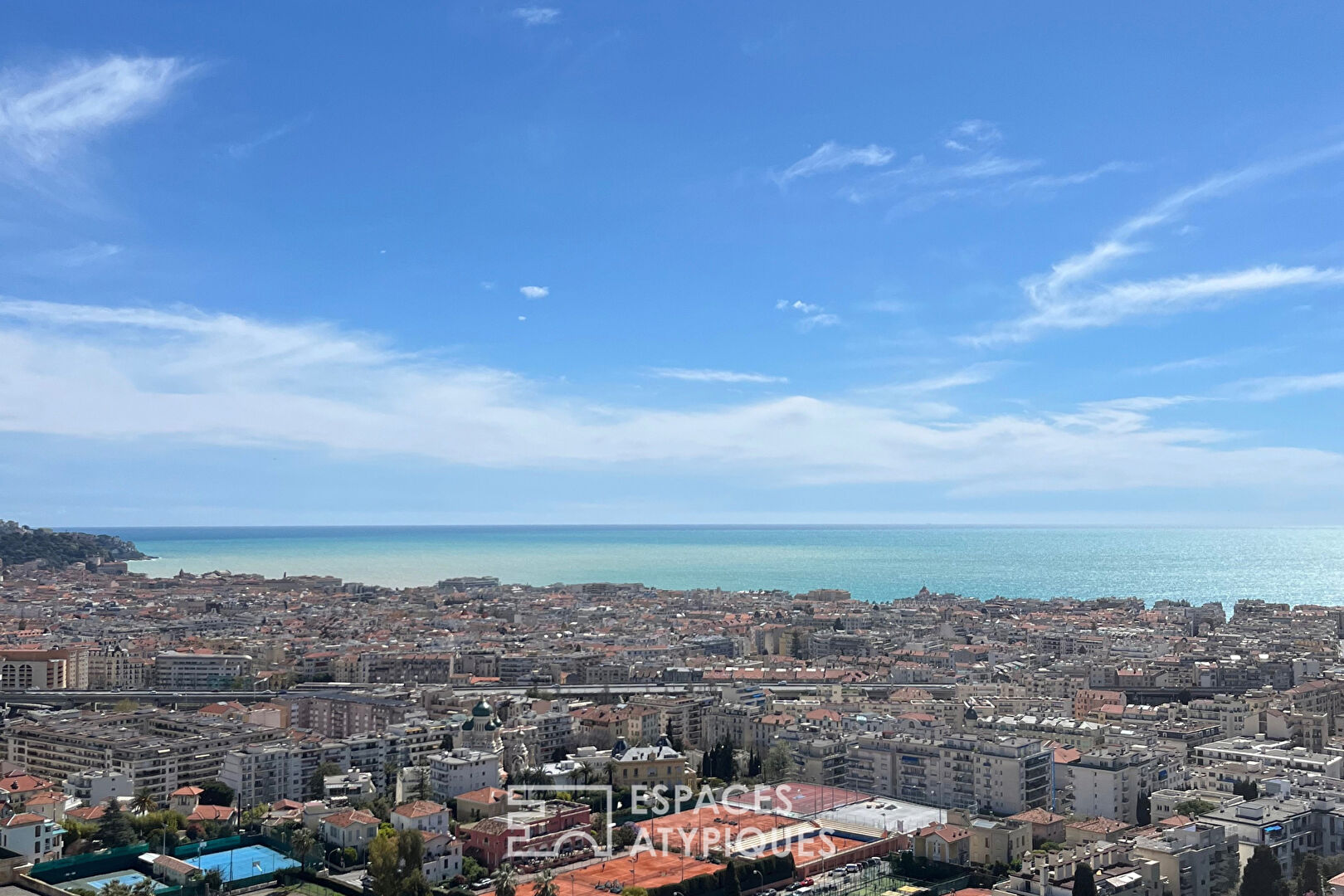 Apartment to renovate with panoramic sea view in Nice