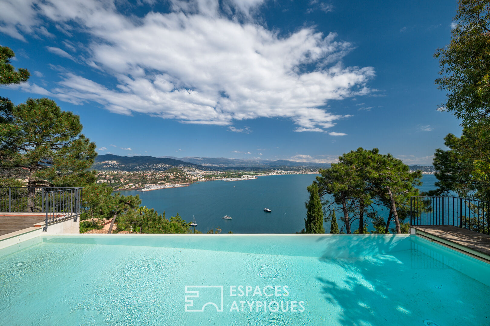 Villa avec piscine à débordement et vue mer panoramique