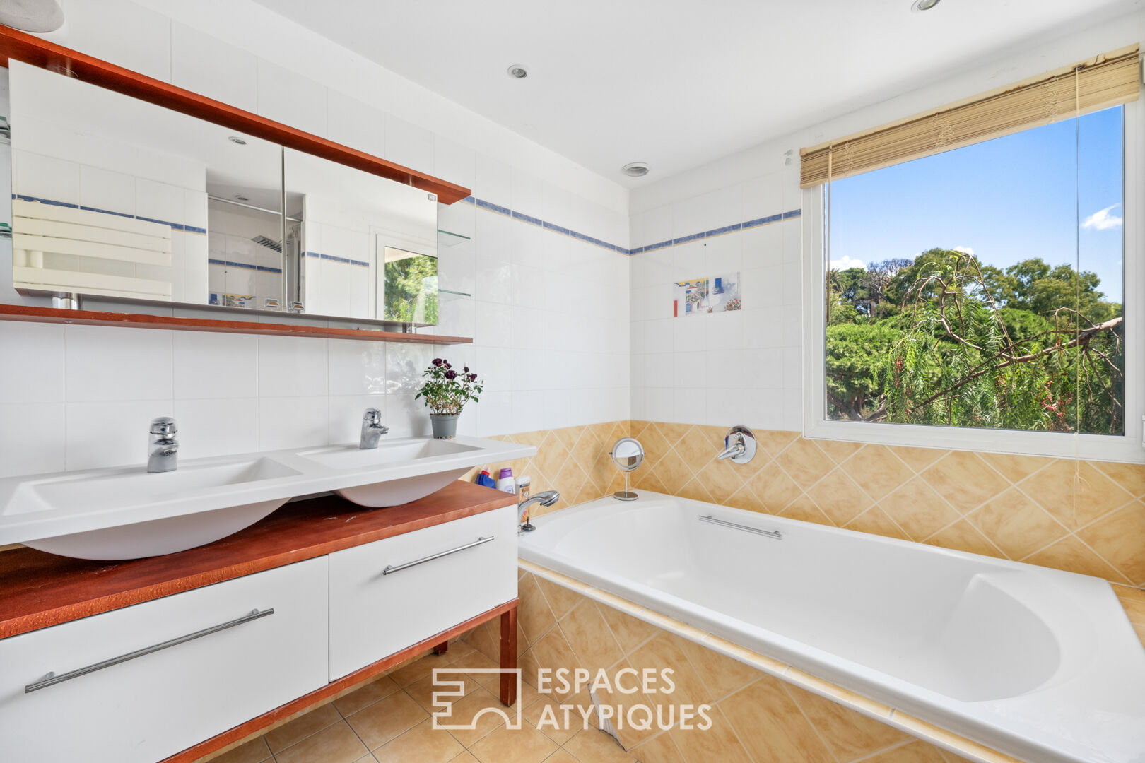 Architect-designed villa with sea view and swimming pool in Cannes