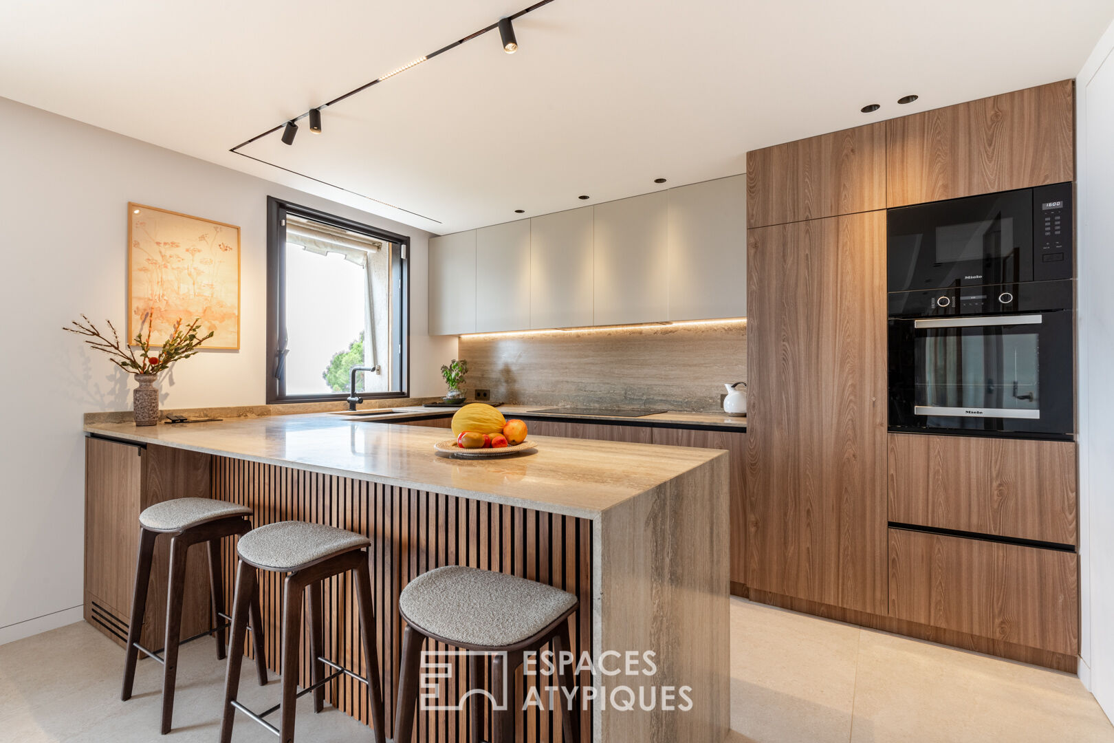 Luxurious sea view apartment