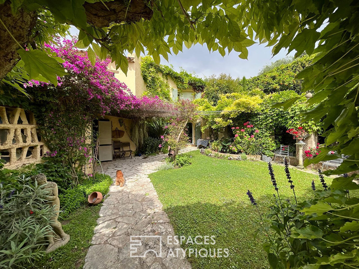Architect-designed villa in the private domain of Castellaras