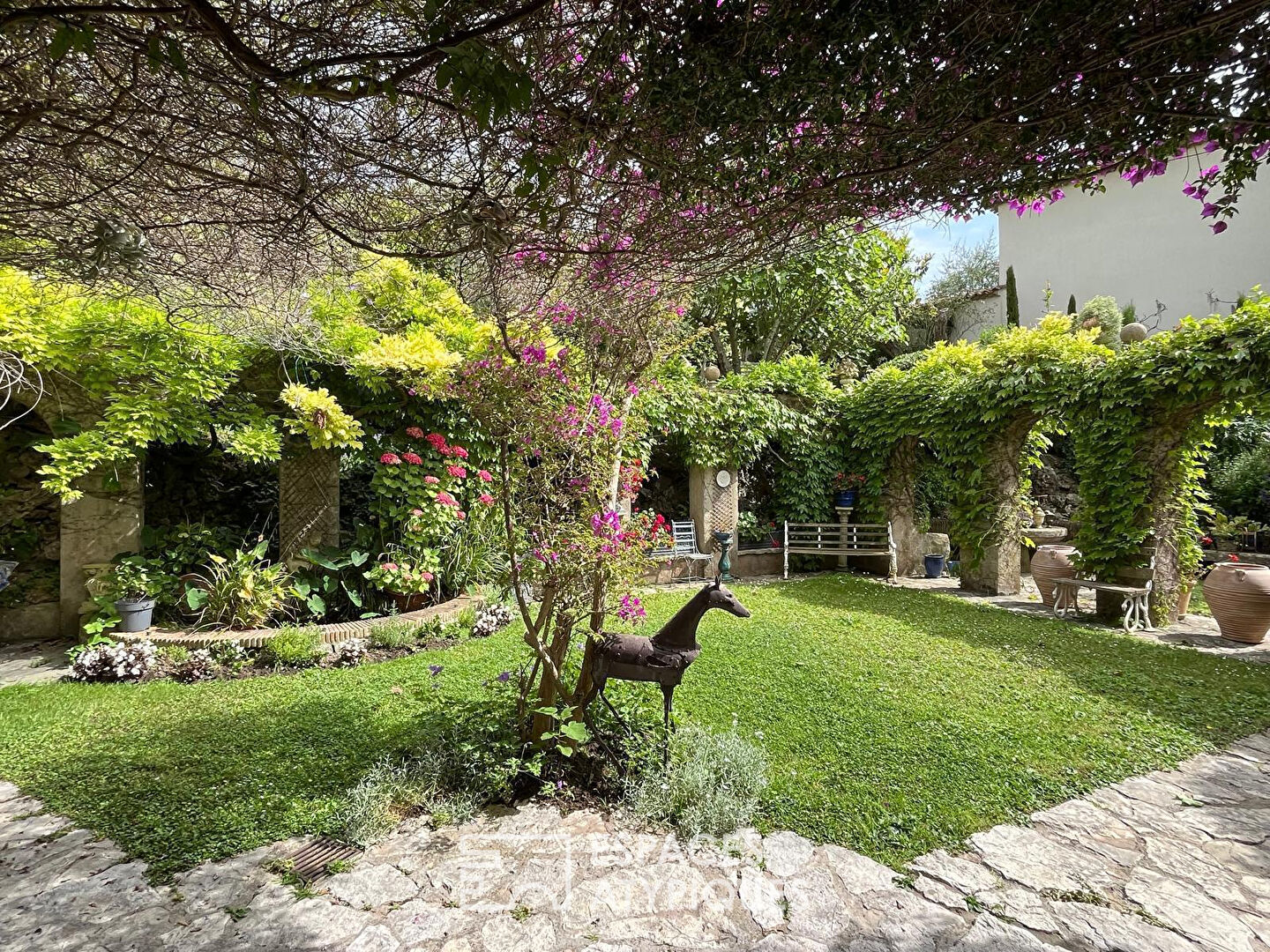 Architect-designed villa in the private domain of Castellaras
