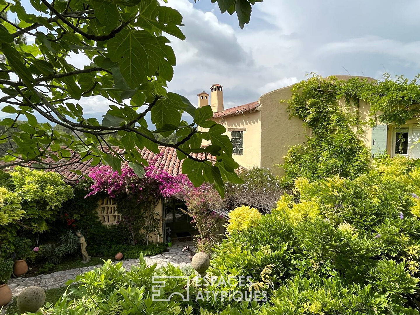 Architect-designed villa in the private domain of Castellaras