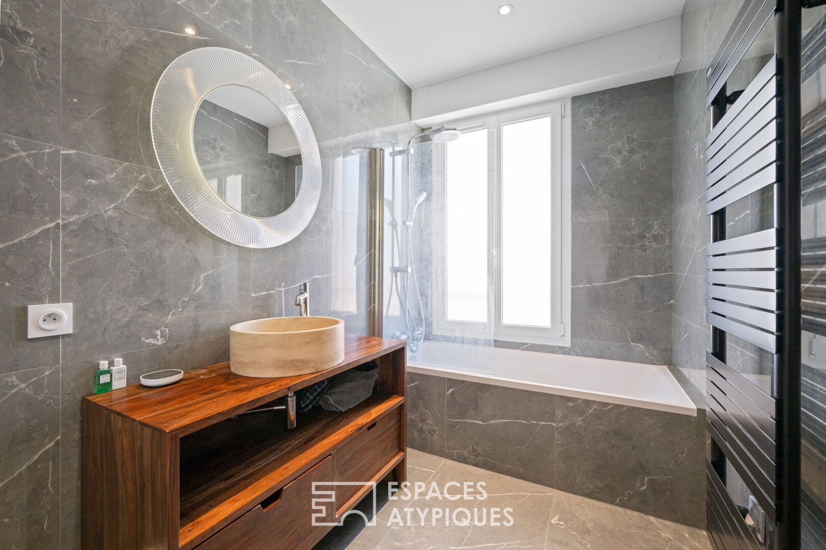 Grand appartement 3 pièces (1 chambre) superbement rénové