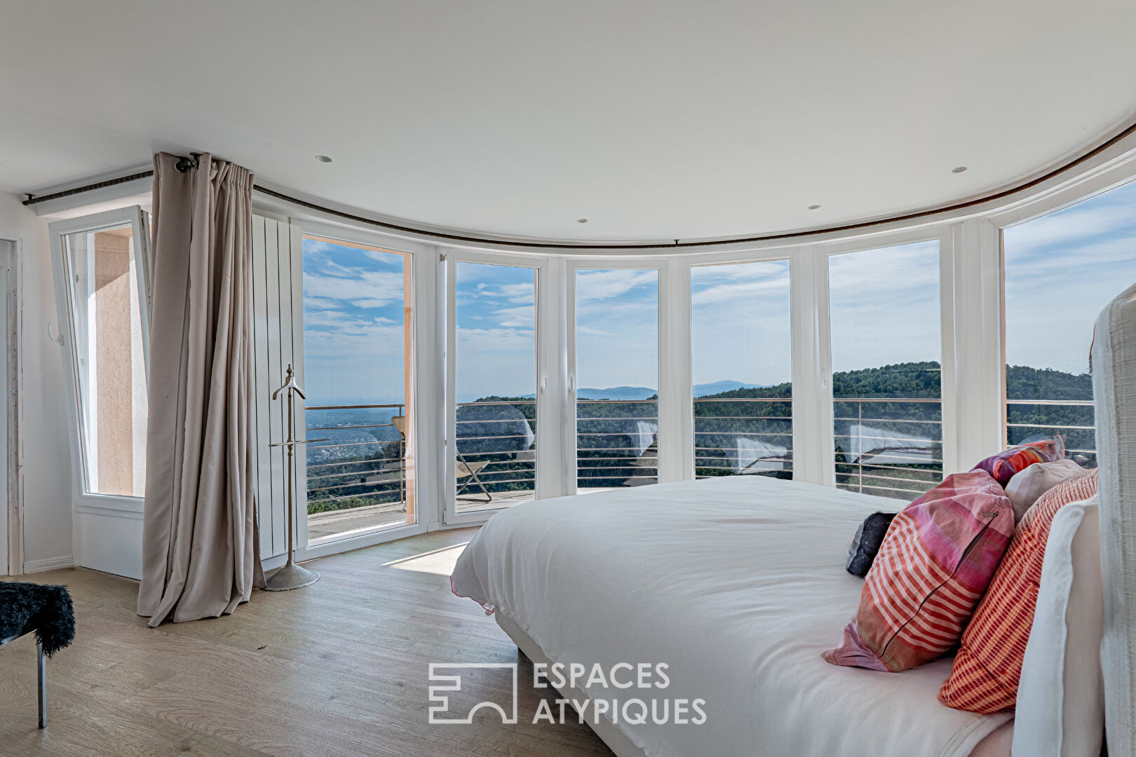 Maison d’architecte avec piscine et vue mer – Grasse