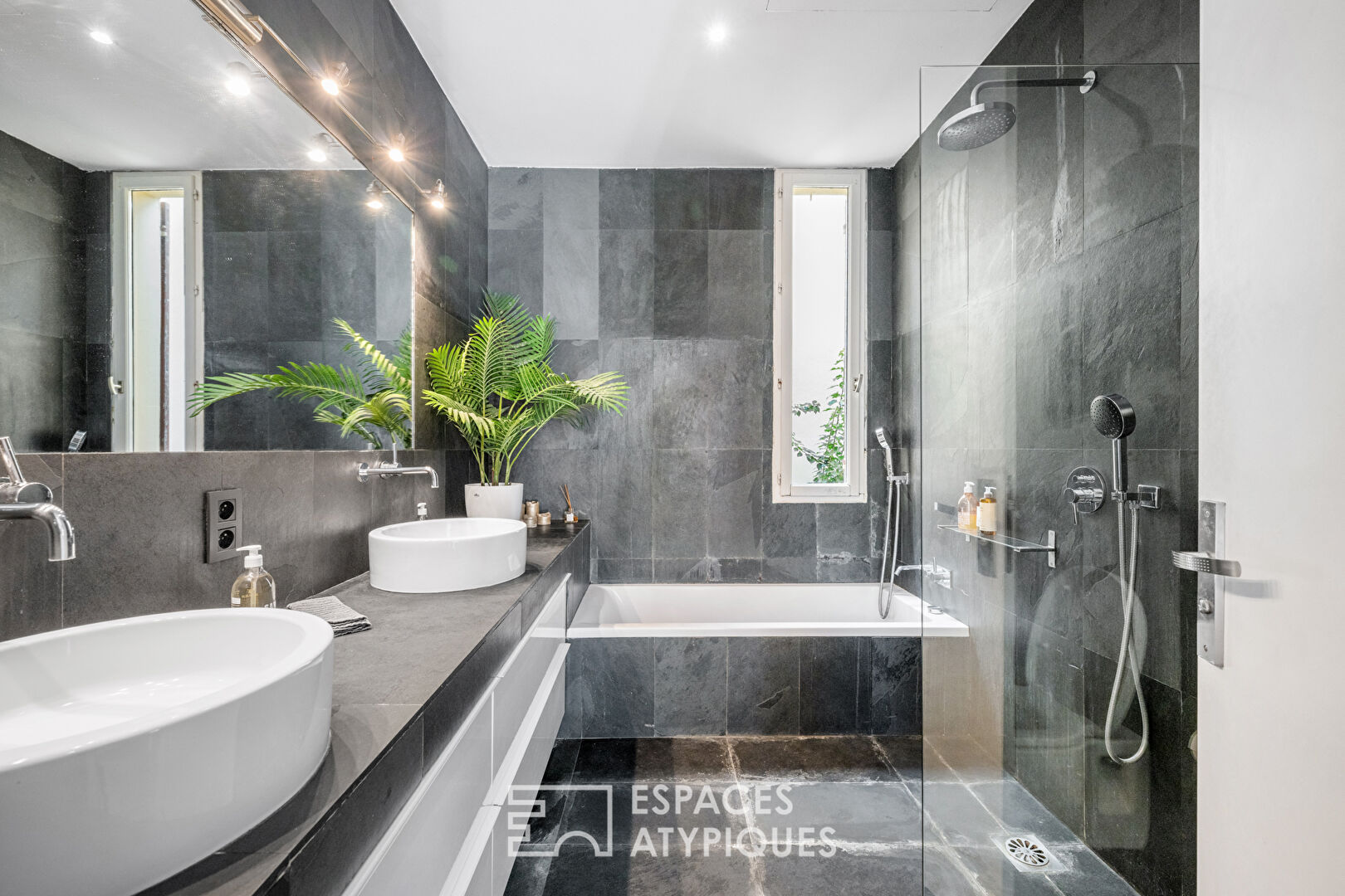 Appartement atypique de 131m² avec jardin, piscine et garage double