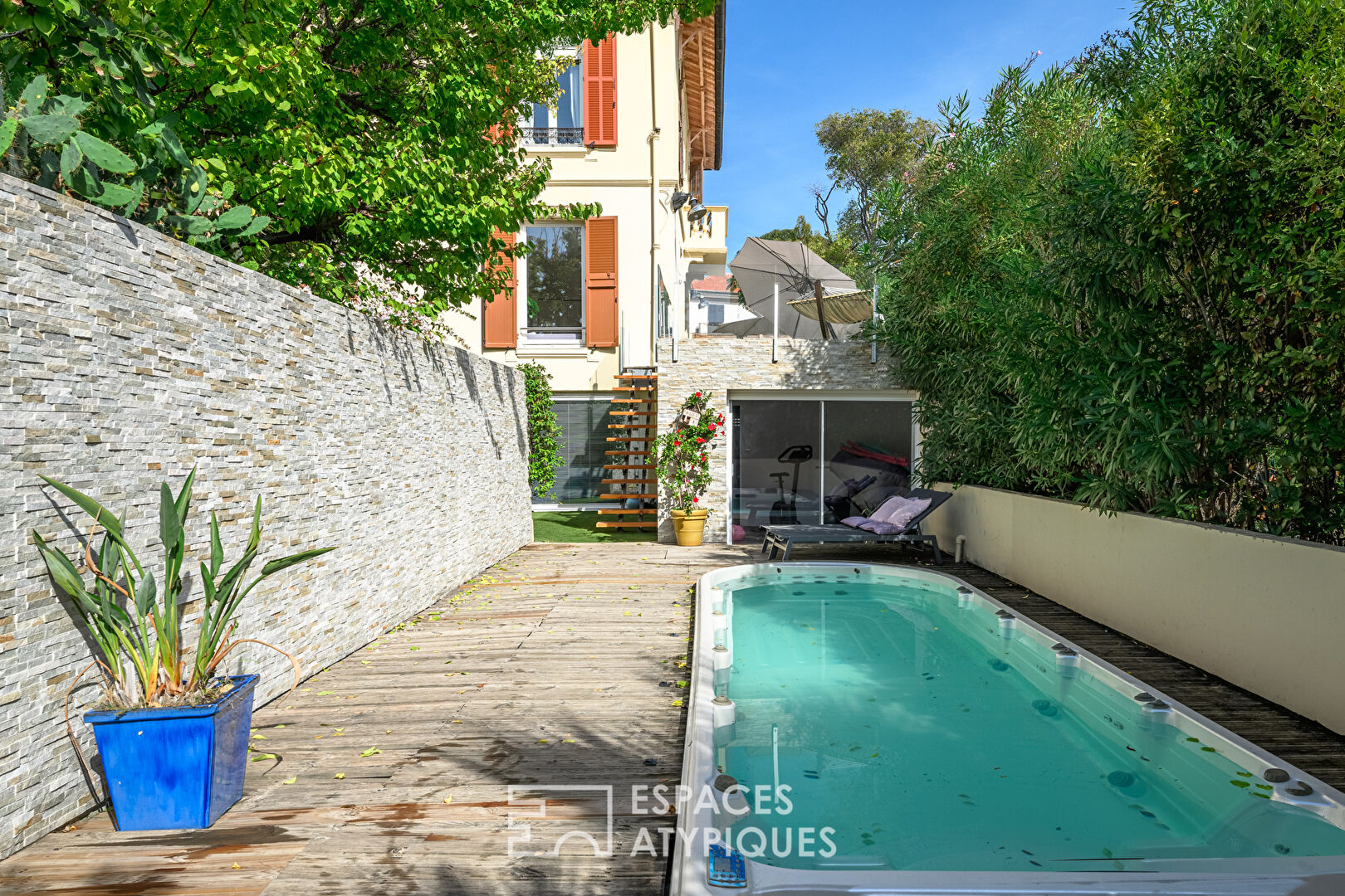 Appartement atypique de 131m² avec jardin, piscine et garage double