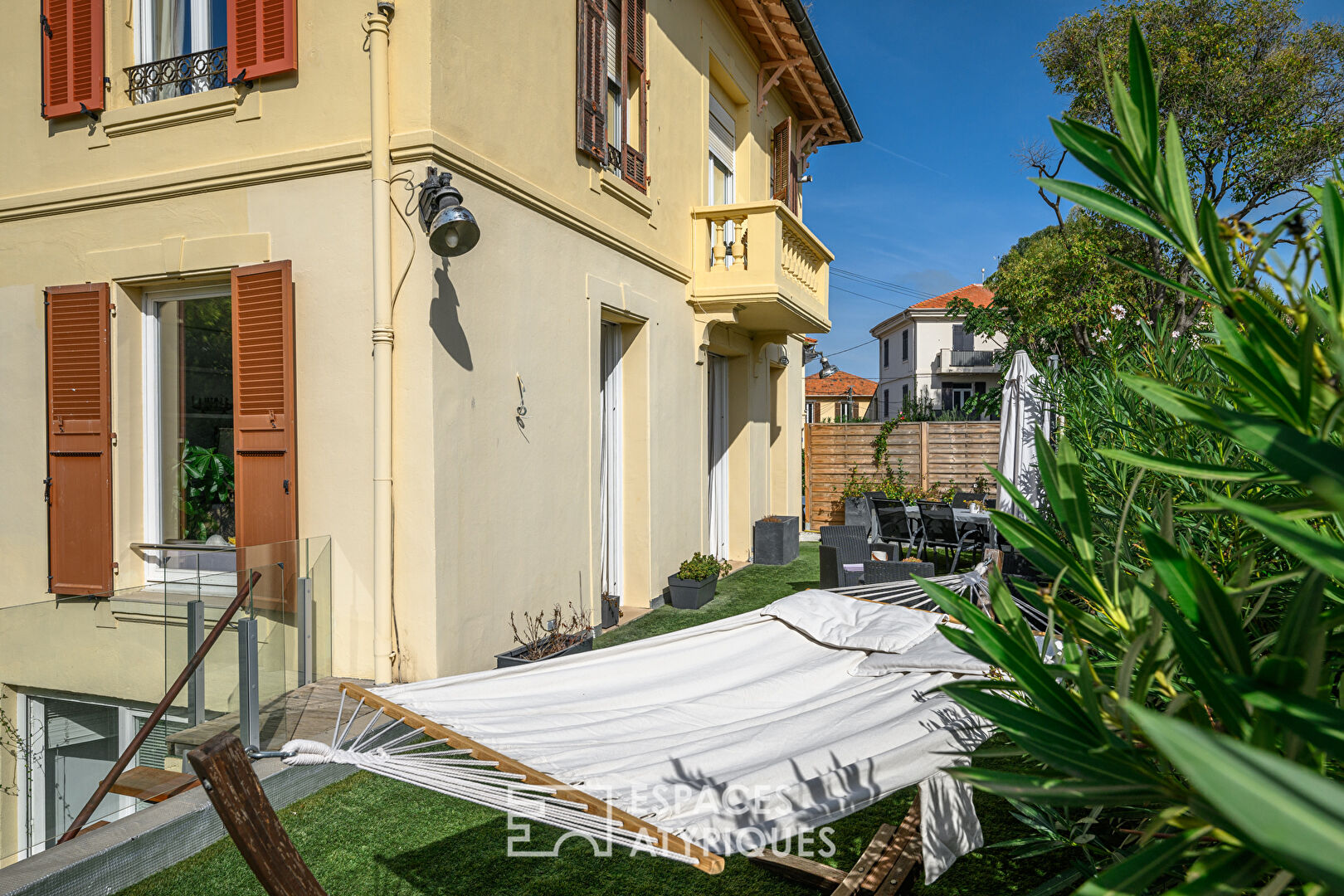 Appartement atypique de 131m² avec jardin, piscine et garage double