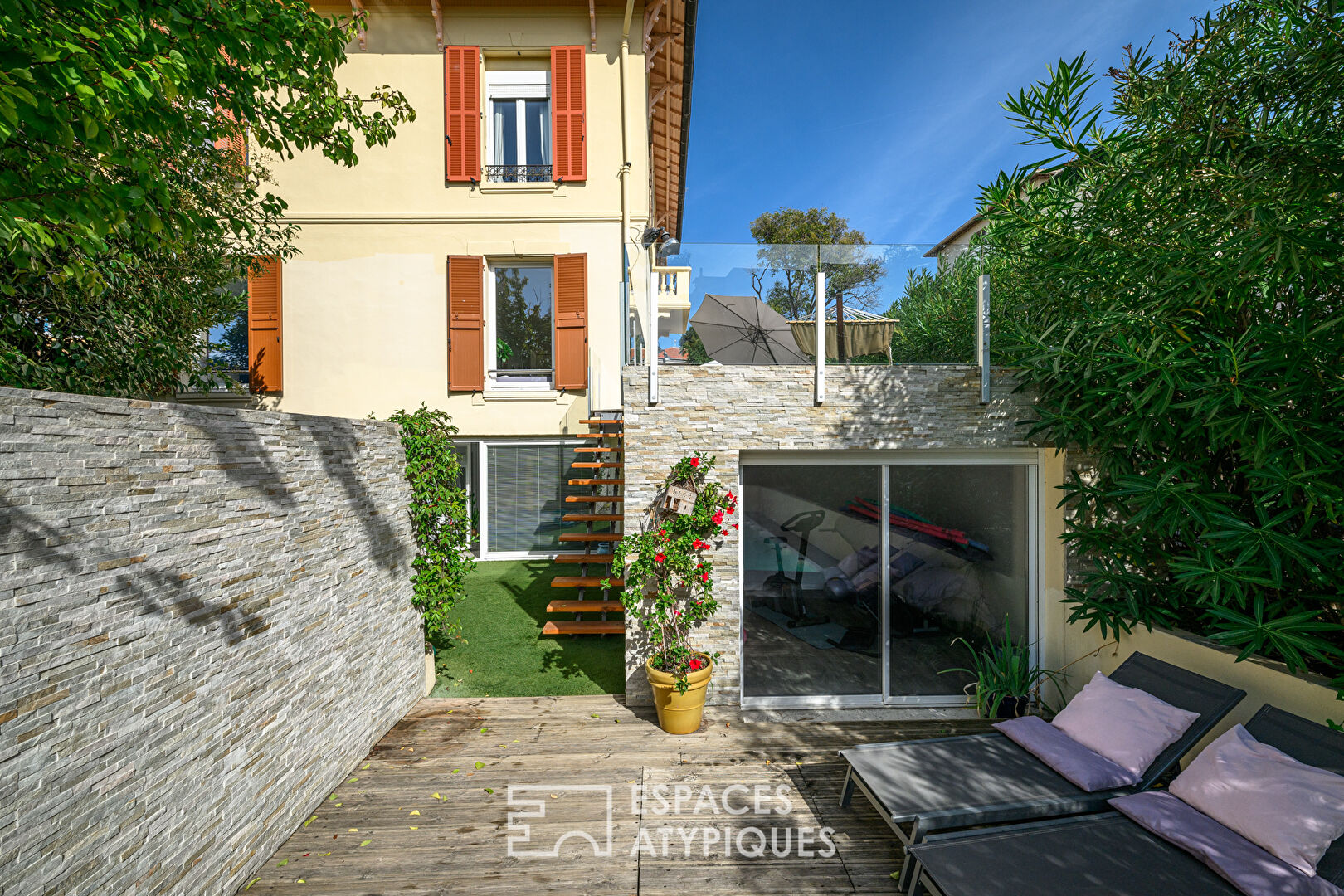 Appartement atypique de 131m² avec jardin, piscine et garage double