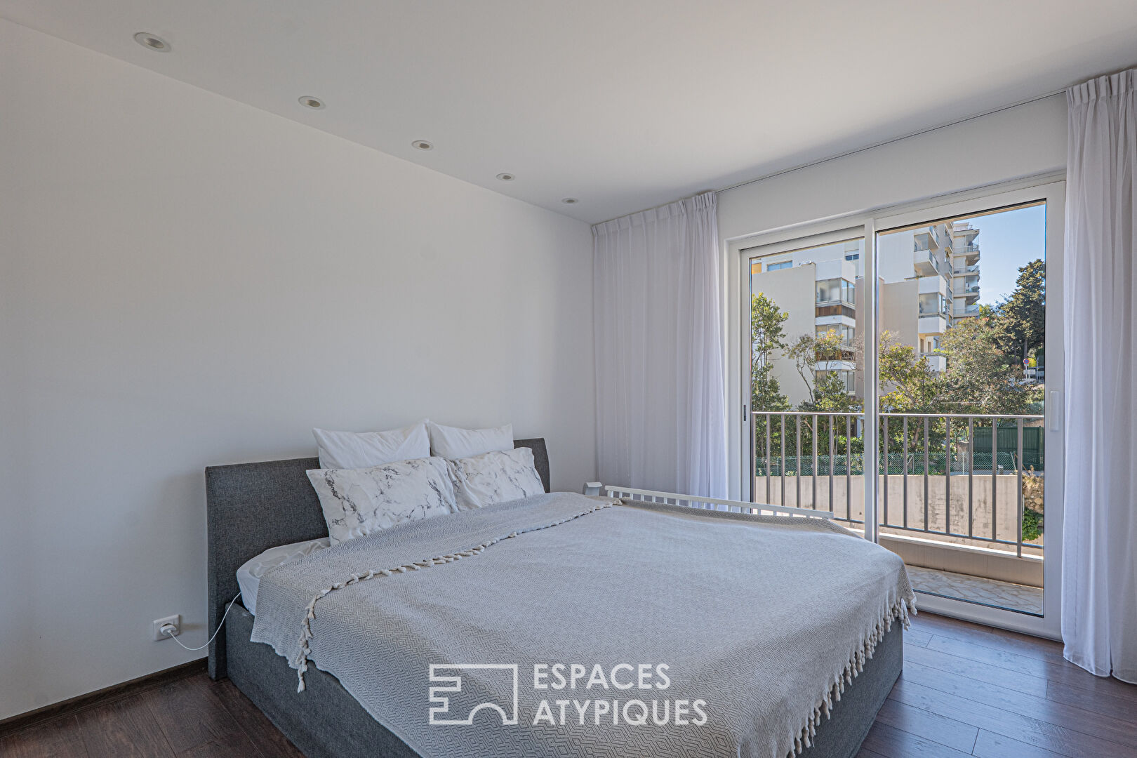 Bel appartement 3 pièces traversant, entièrement rénové avec box en sous-sol