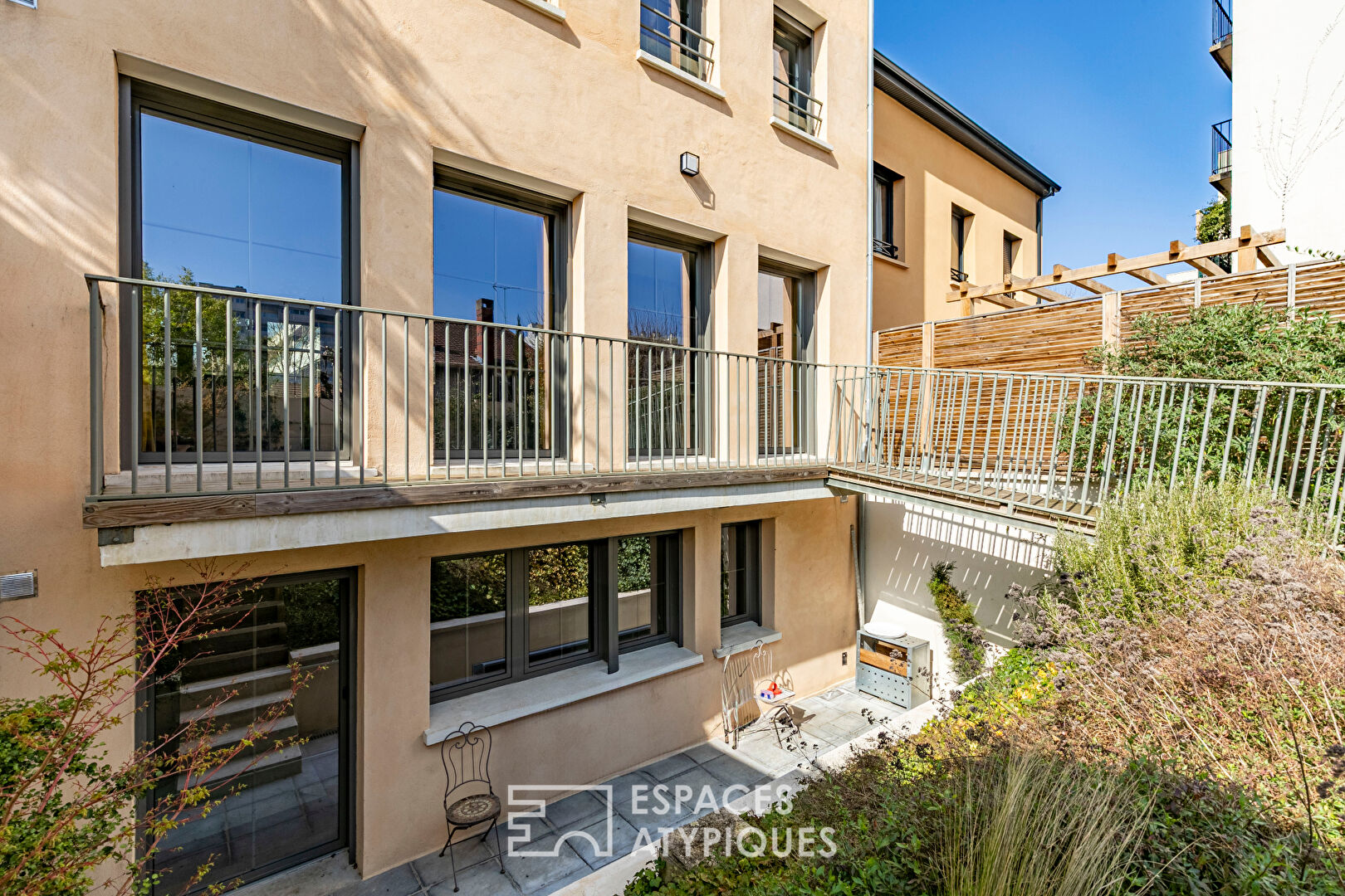 Bio-climatic architect’s house in absolute calm