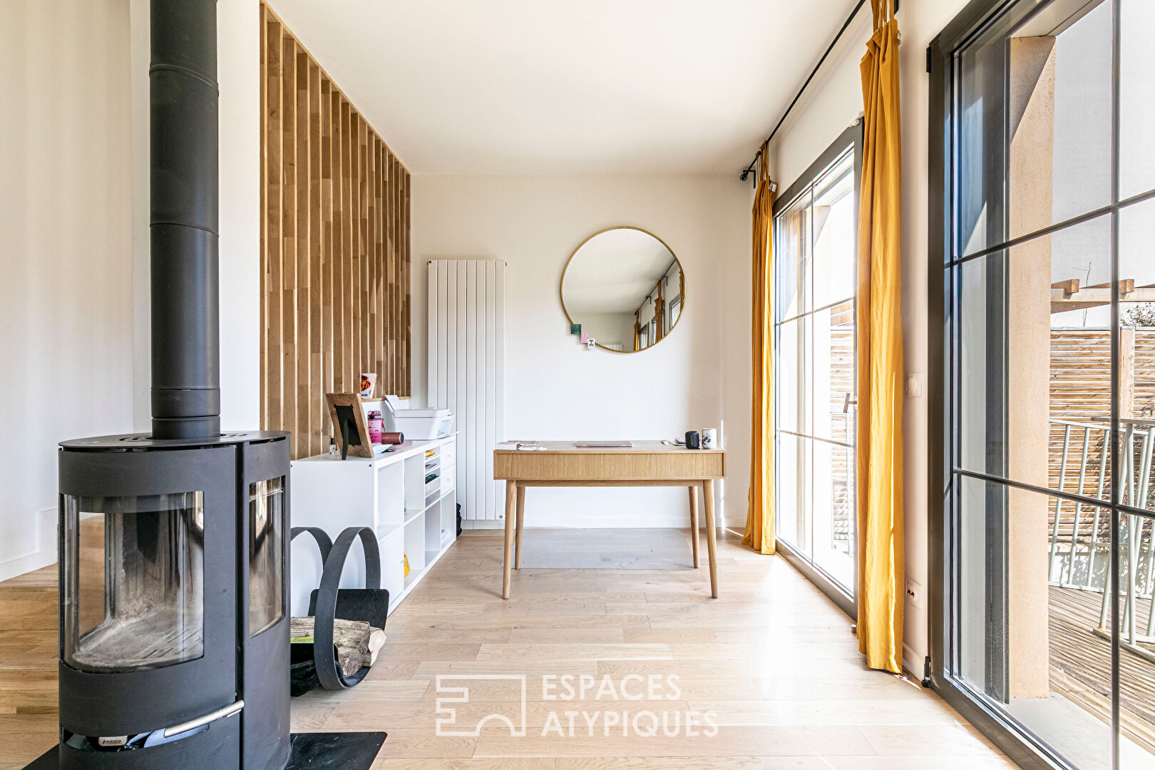 Bio-climatic architect’s house in absolute calm