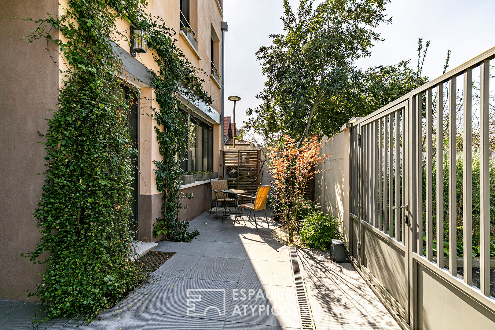 Bio-climatic architect’s house in absolute calm