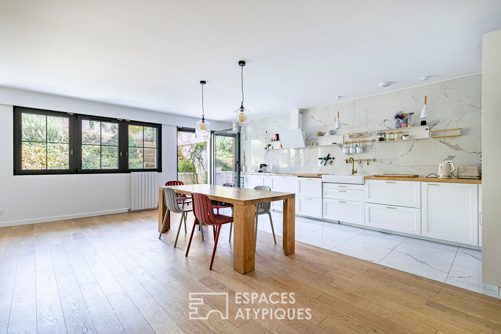 Bio-climatic architect’s house in absolute calm