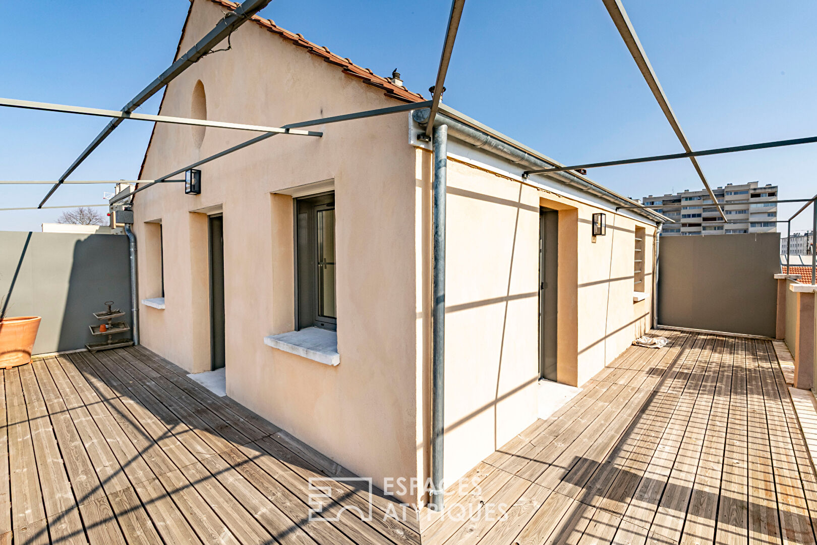 Bio-climatic architect’s house in absolute calm