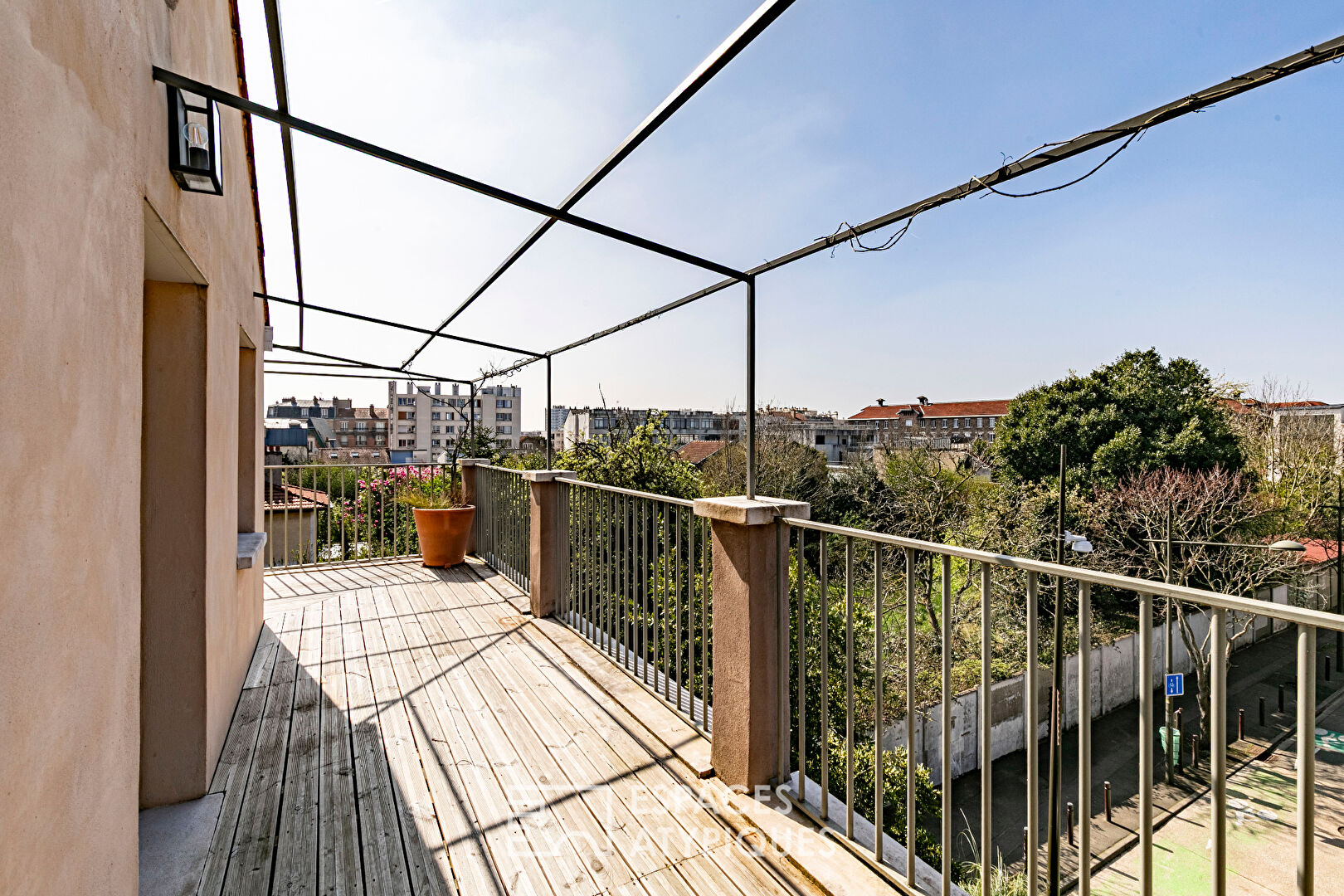 Bio-climatic architect’s house in absolute calm