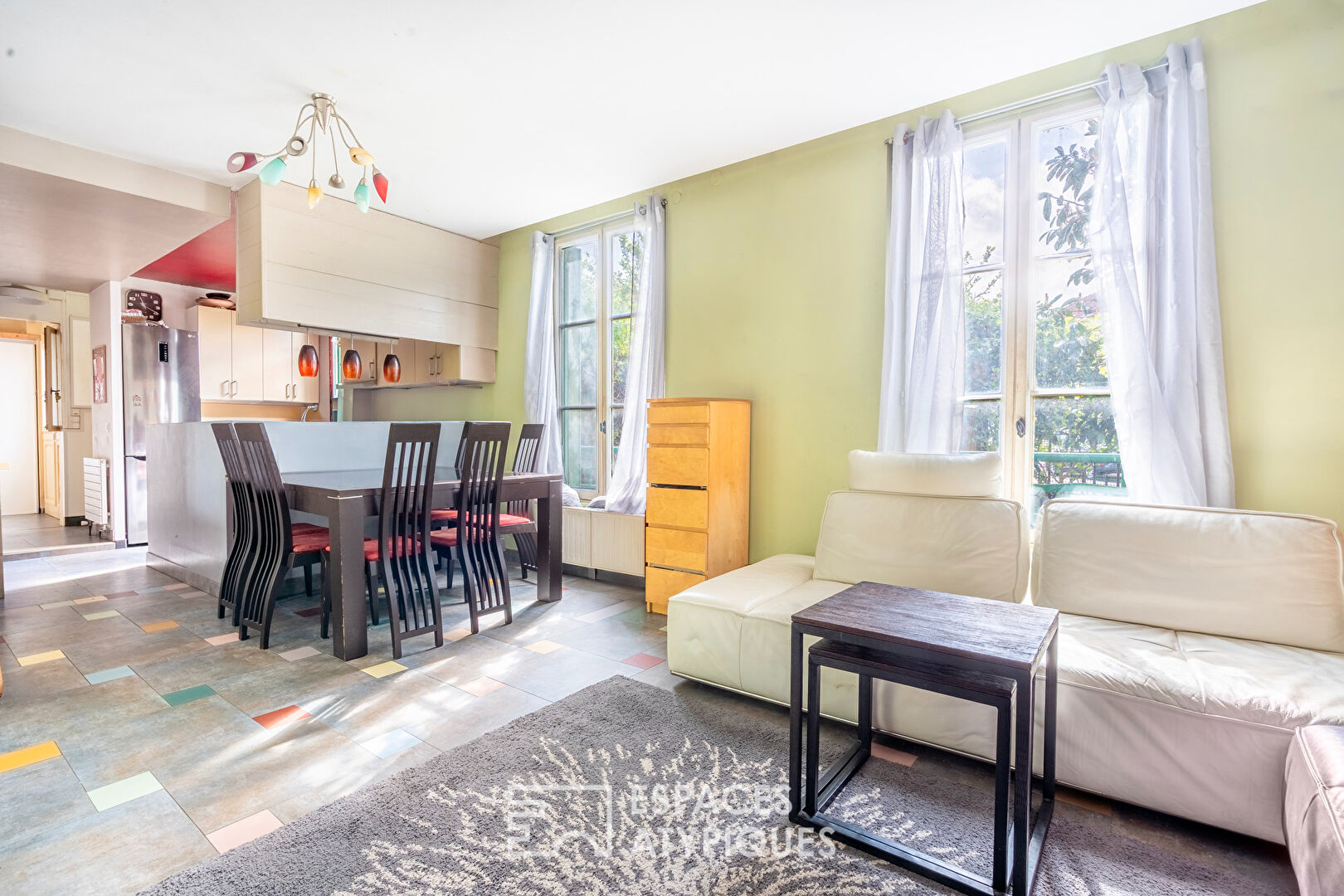 Maison familiale avec véranda et jardin bucolique