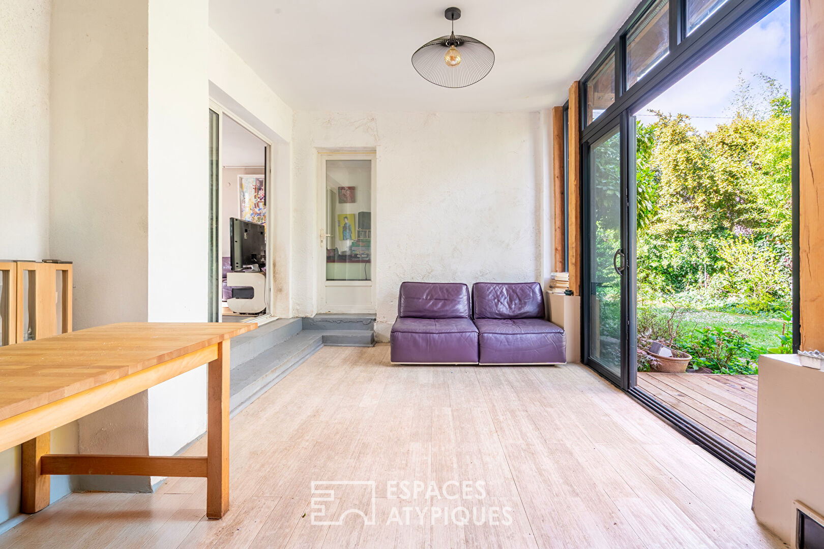 Maison familiale avec véranda et jardin bucolique