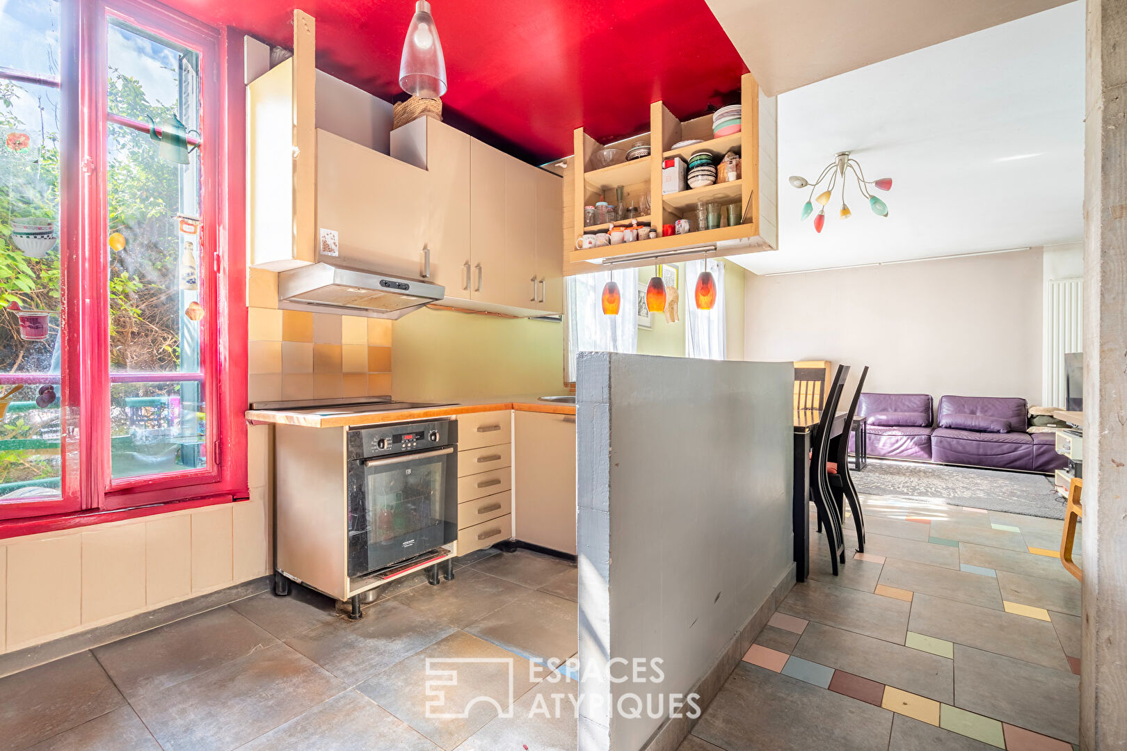 Maison familiale avec véranda et jardin bucolique