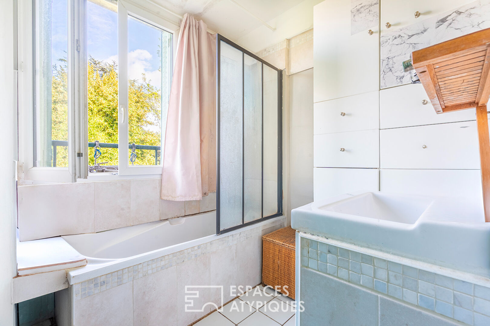 Maison familiale avec véranda et jardin bucolique