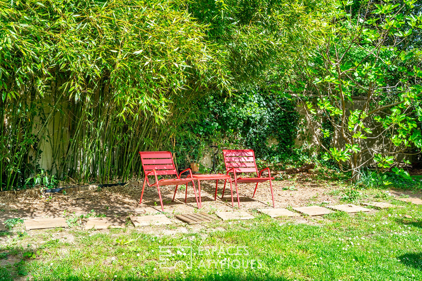 Maison familiale avec véranda et jardin bucolique