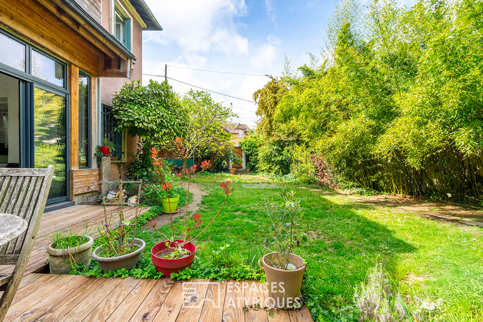 Maison familiale avec véranda et jardin bucolique