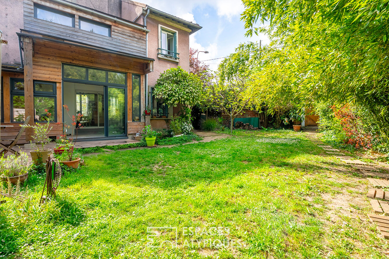 Maison familiale avec véranda et jardin bucolique