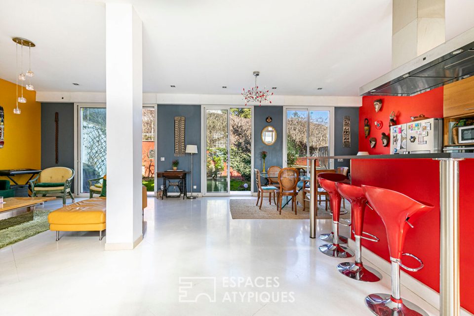 Maison d'architecte avec double garage et jardin