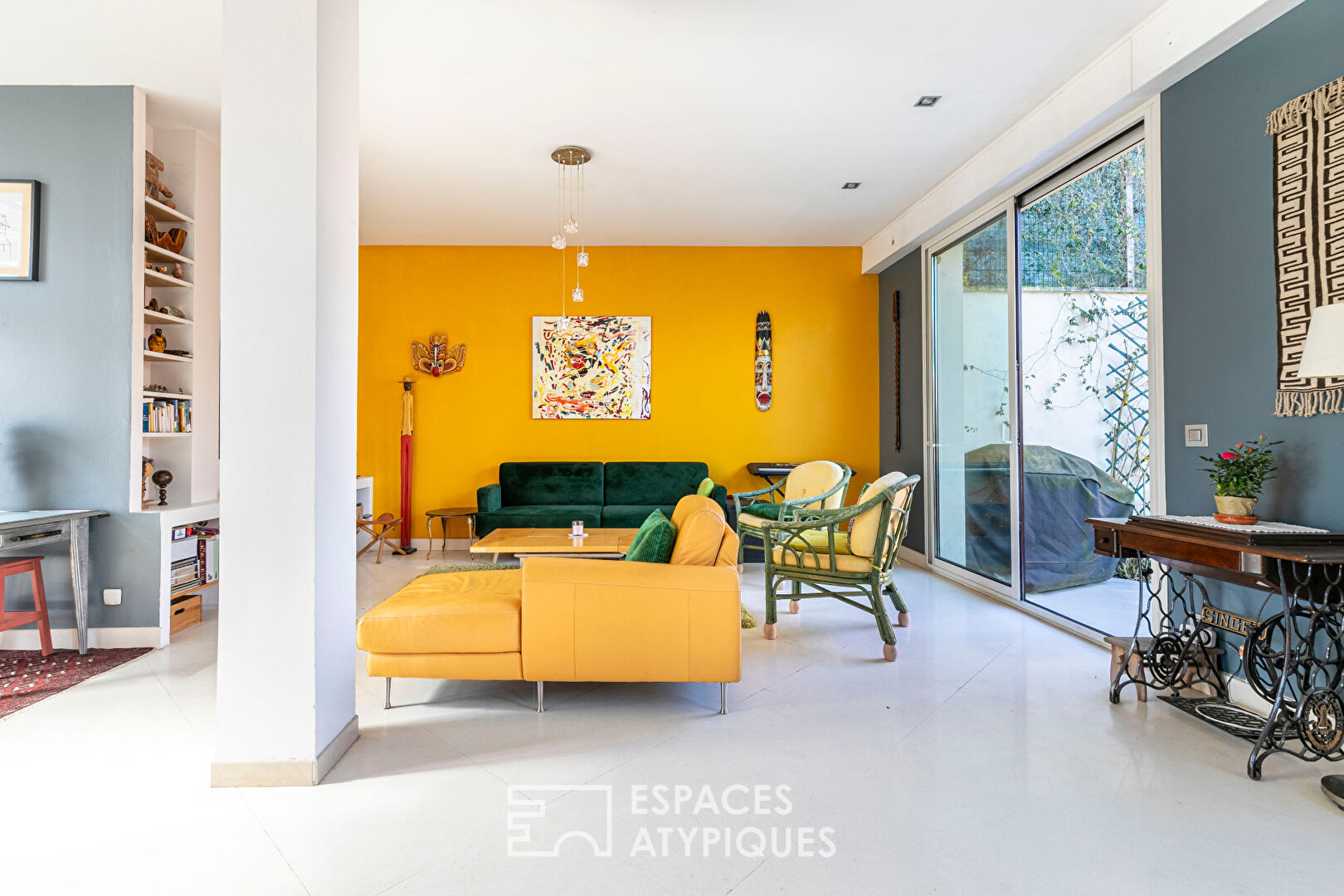 Architect-designed house with double garage and garden