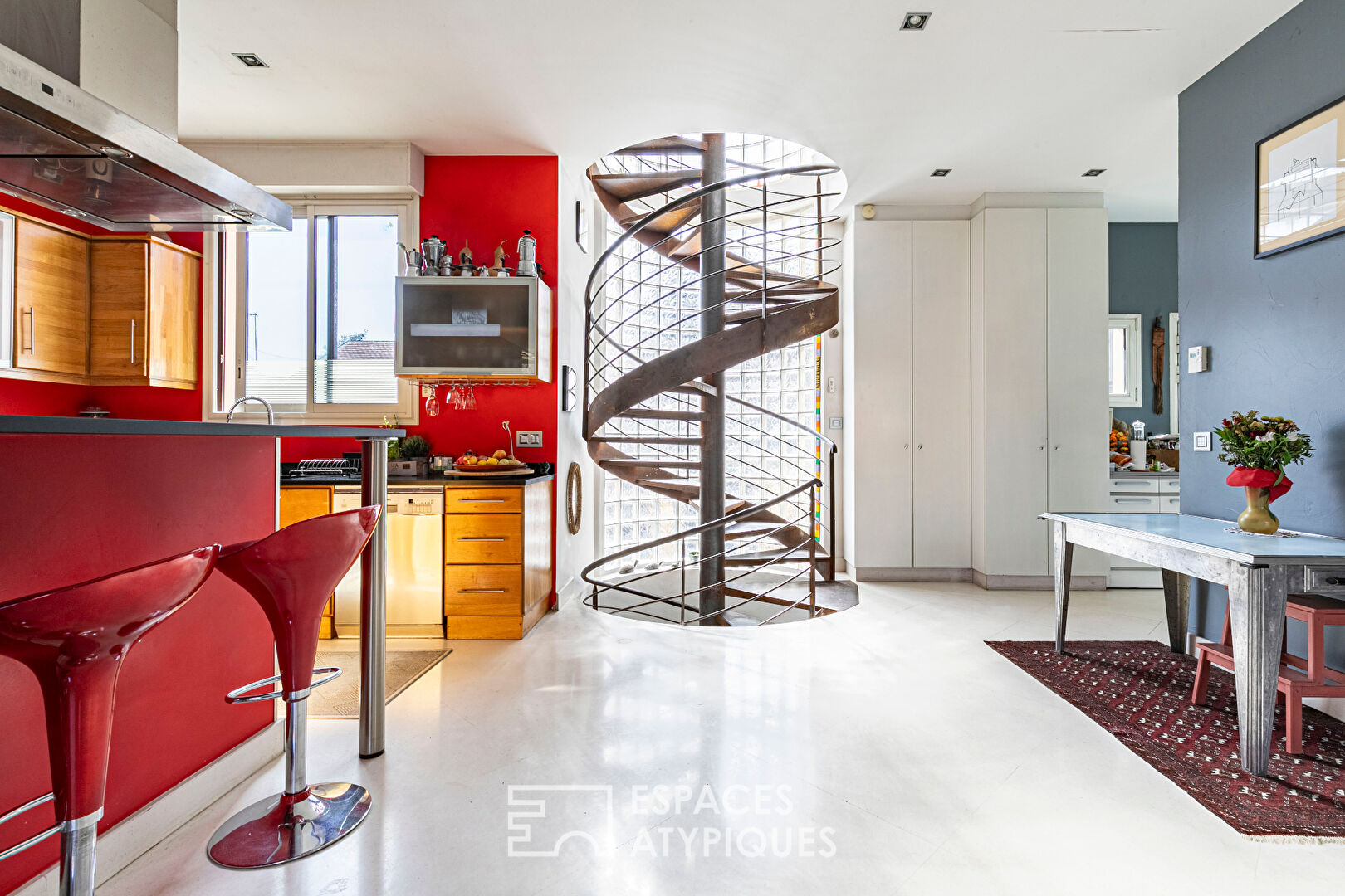 Architect-designed house with double garage and garden