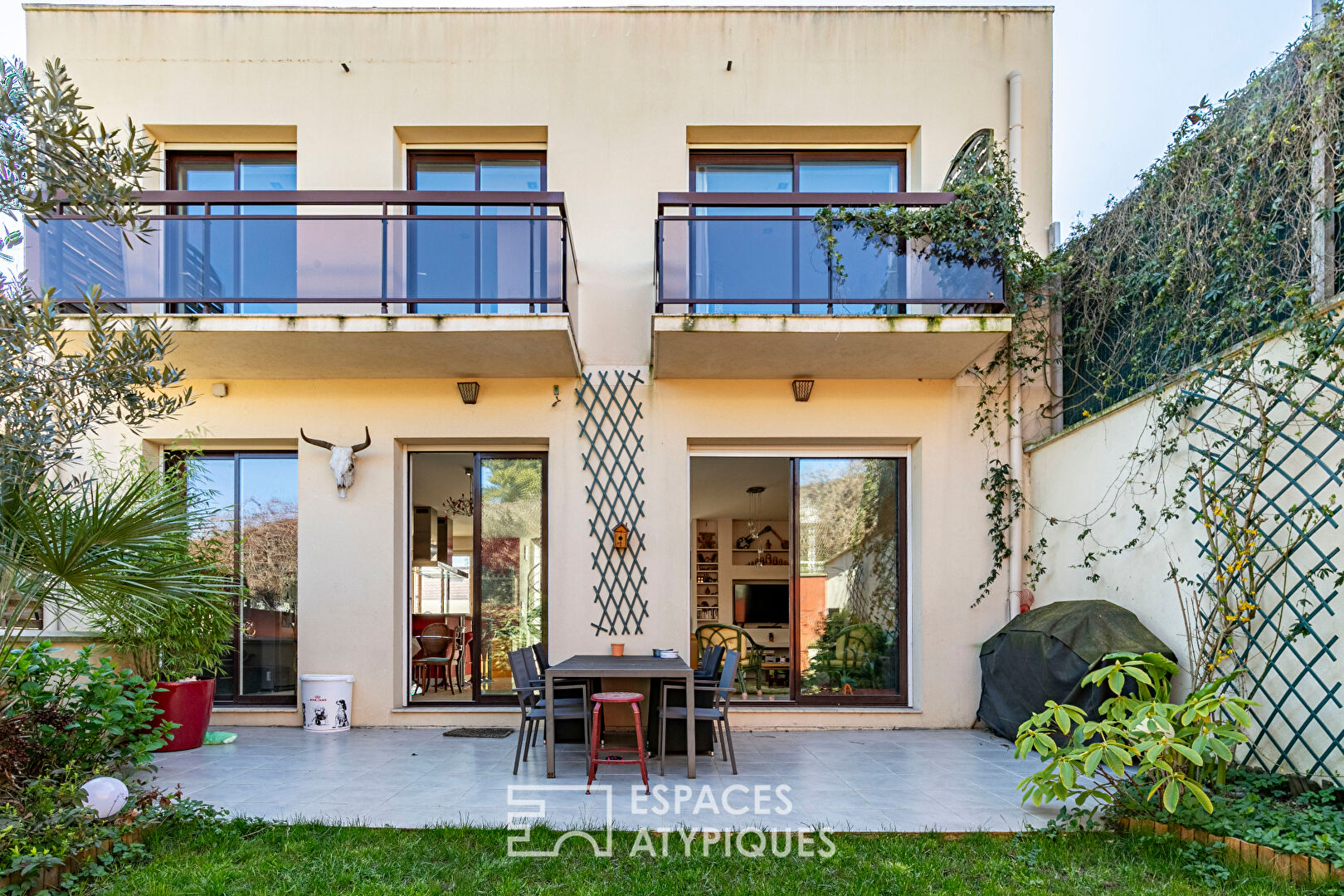 Architect-designed house with double garage and garden