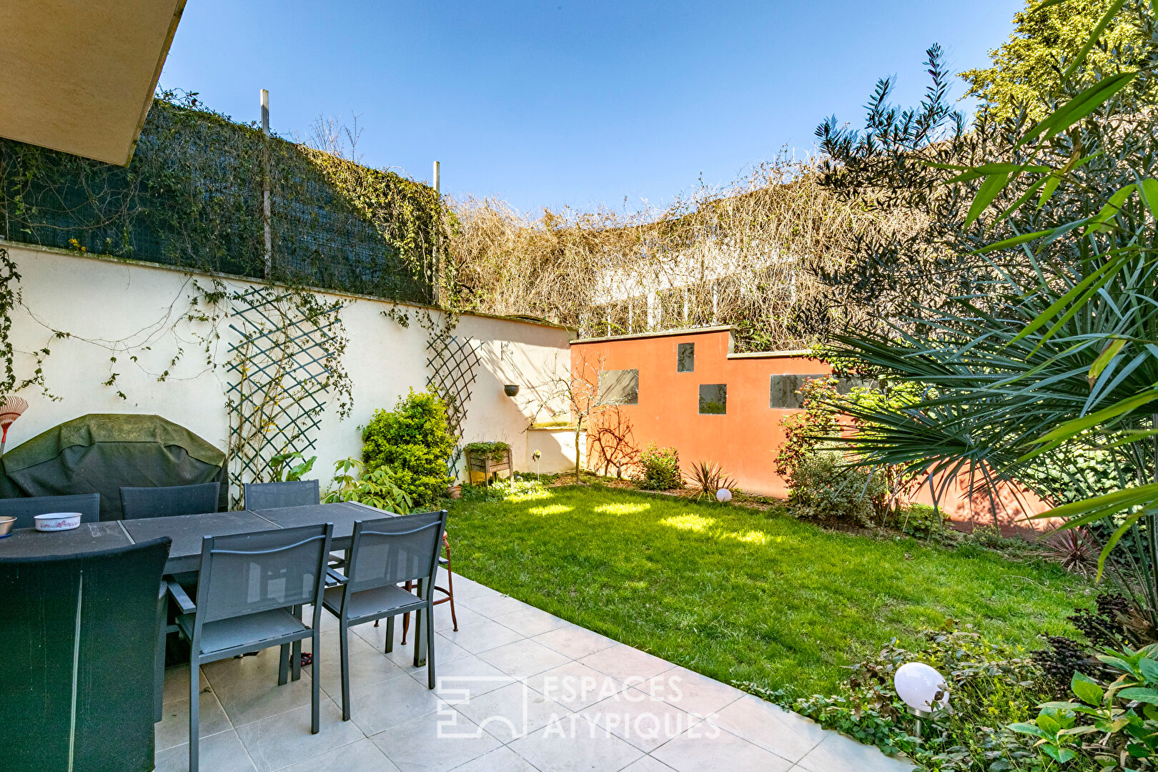 Architect-designed house with double garage and garden