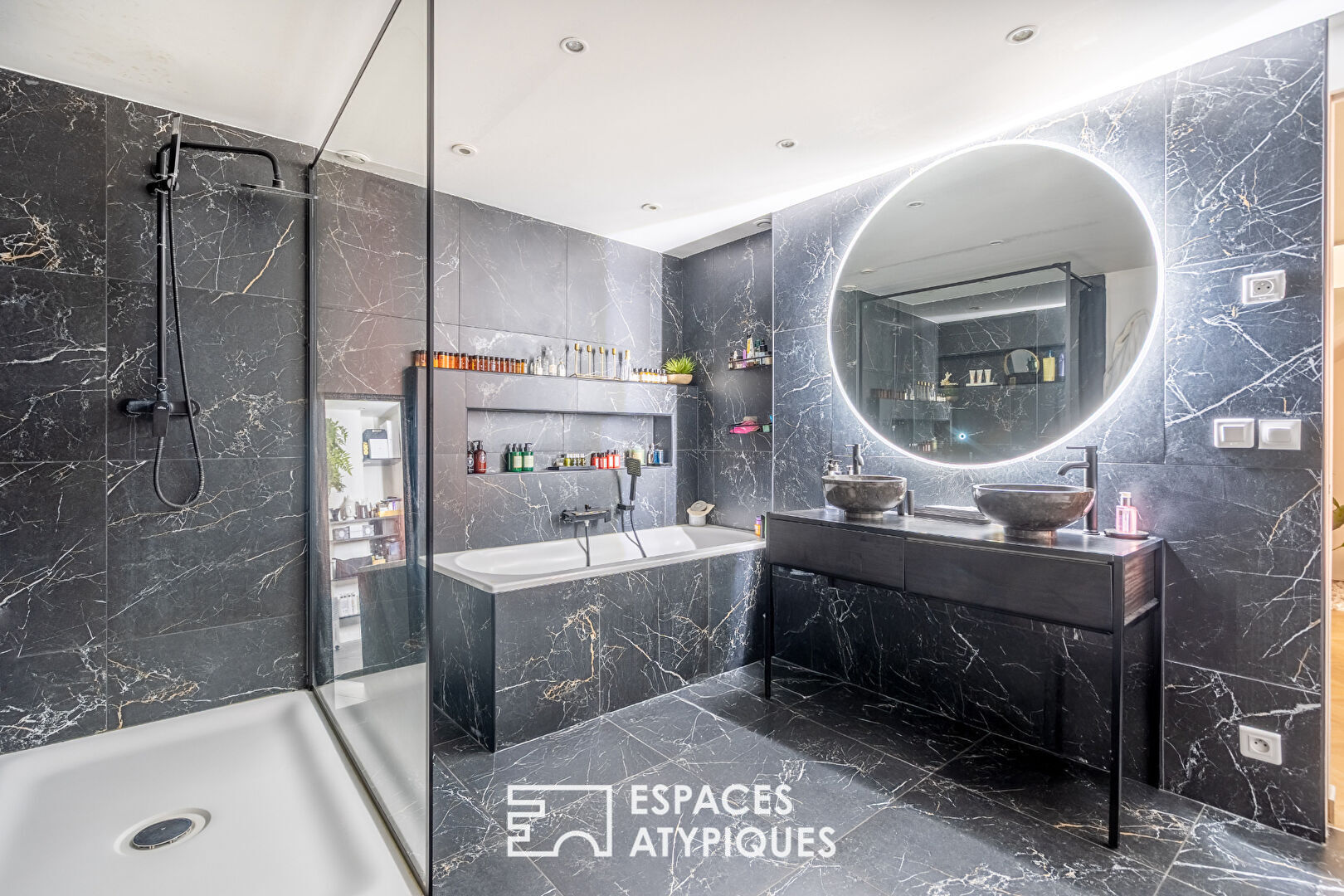 Duplex inversé avec terrasse cachée au coeur du Village