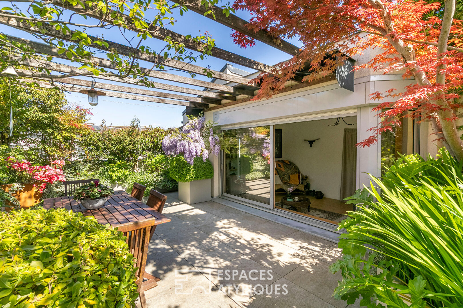Bright duplex with tree-lined terrace on the top floor
