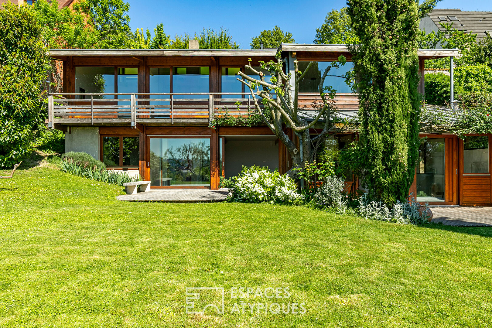 Maison d’architecte à structure poteaux-poutres avec vue panoramique